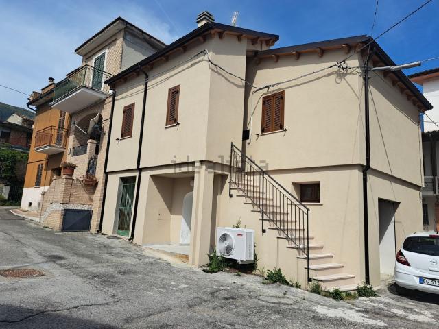 Casa in vendita a Unione dei Comuni della Val Vibrata, Civitella Del Tronto