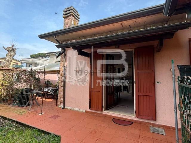 Casa in vendita a Cinque Vie, Marina Di Massa