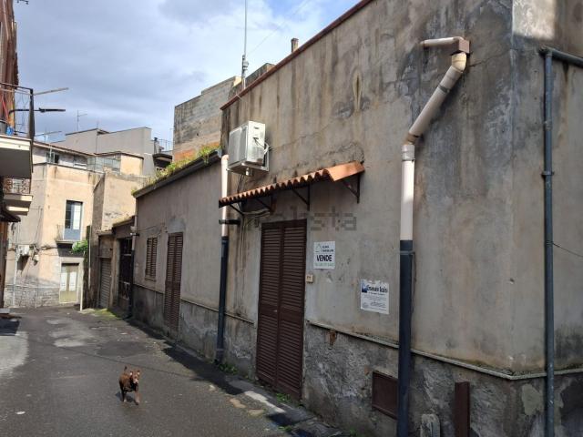 Casa in vendita a Adrano, Catania