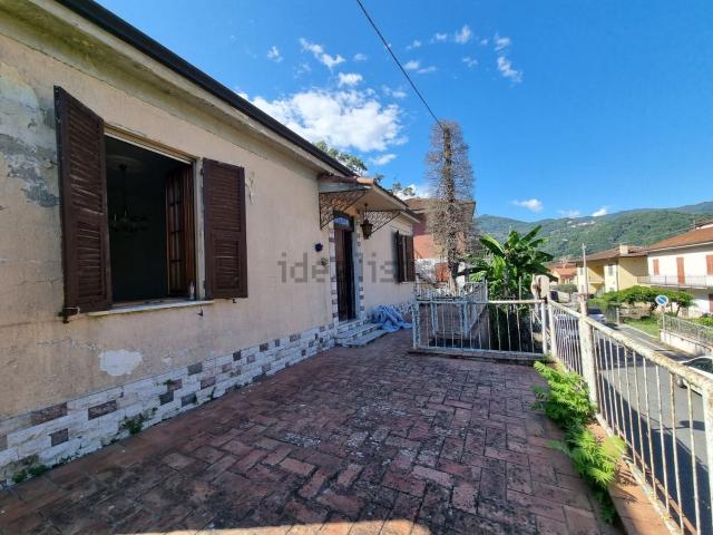 Casa in vendita a Follo, Liguria
