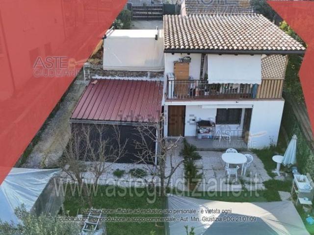 Casa in vendita a Frosinone, Lazio