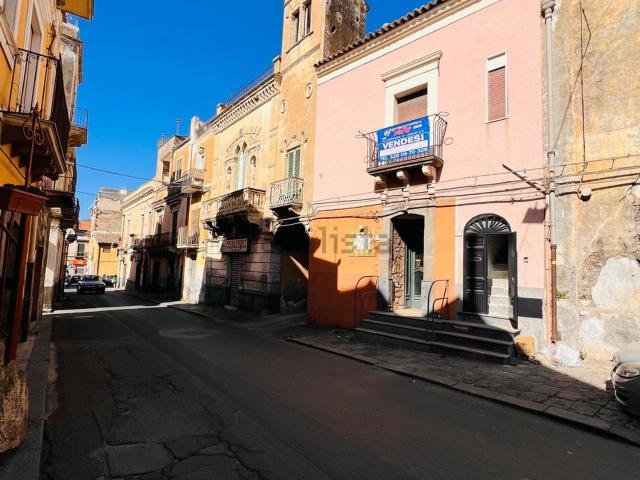 Casa in vendita a Adrano, Sicilia