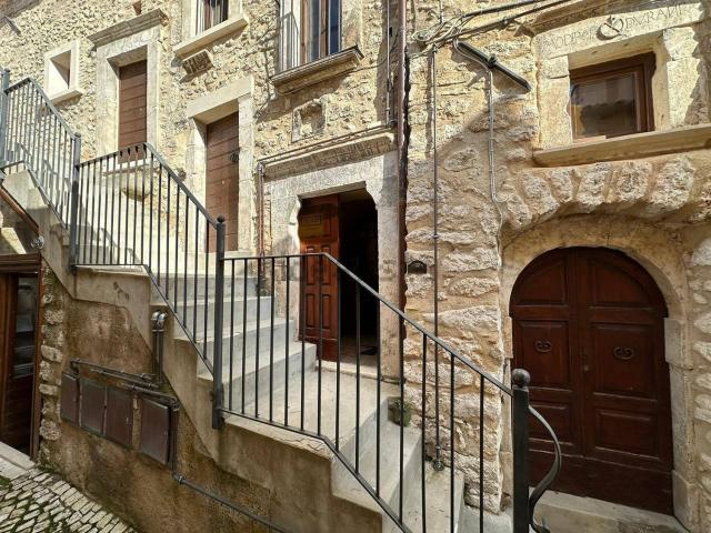 Casa in vendita a Castel Del Monte, Abruzzo