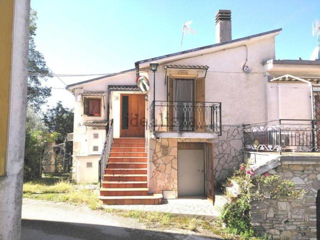 Casa in vendita a Labro, Lazio