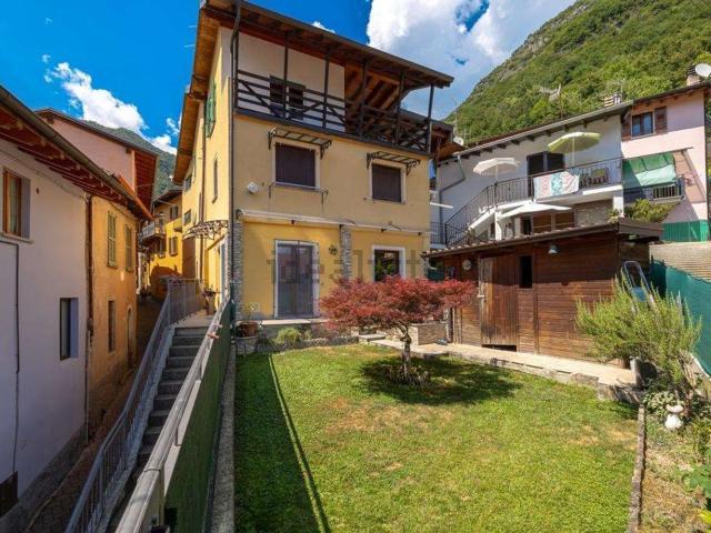 Casa in vendita a Carlazzo, Lombardia