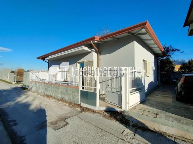 Casa in vendita a Marina di Massa, Marina Di Massa