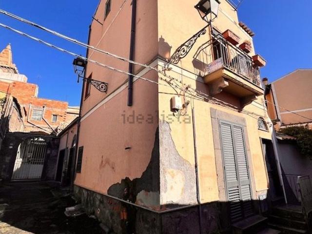 Casa in vendita a Adrano, Sicilia