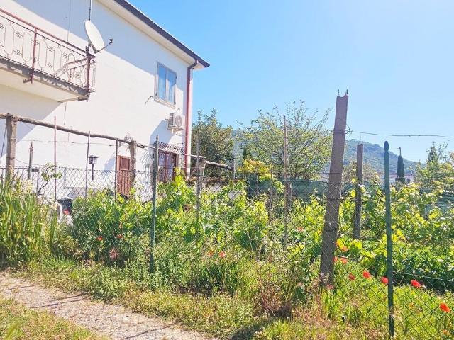 Casa in vendita a Isola, Luni