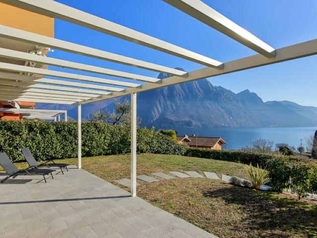 Casa in vendita a Riva Di Solto, Lombardia