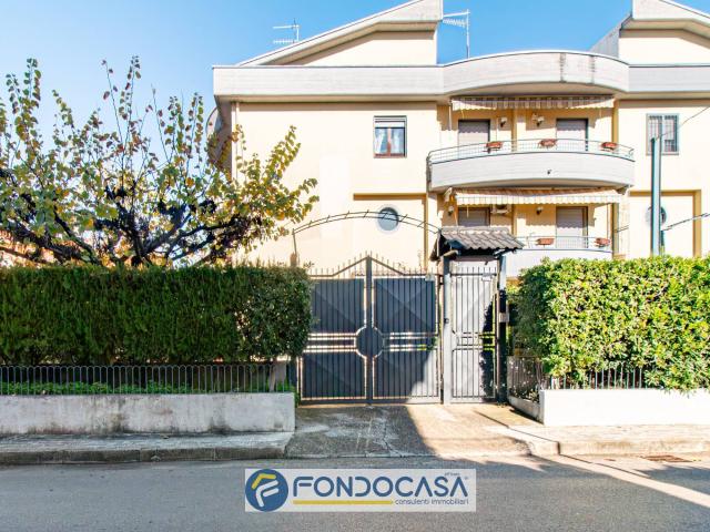 Villa Indipendente in vendita a Montecorvino Pugliano, Bivio - Pratole