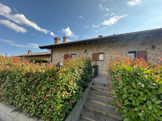 Villa Indipendente in vendita a Alzano Lombardo, Lombardia