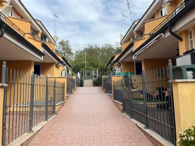 Villa Schiera in vendita a Monte Migliore, Roma Capitale