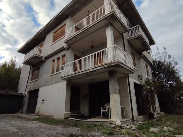 Villa Indipendente in vendita a Borgo Cappuccini, Marche