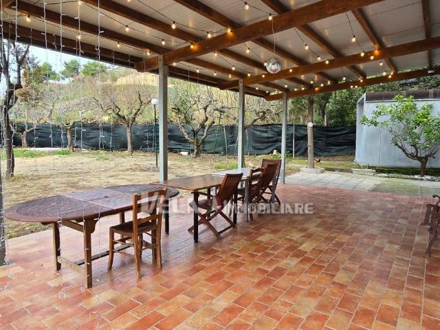 Villa Indipendente in vendita a Ponterotto, Marche