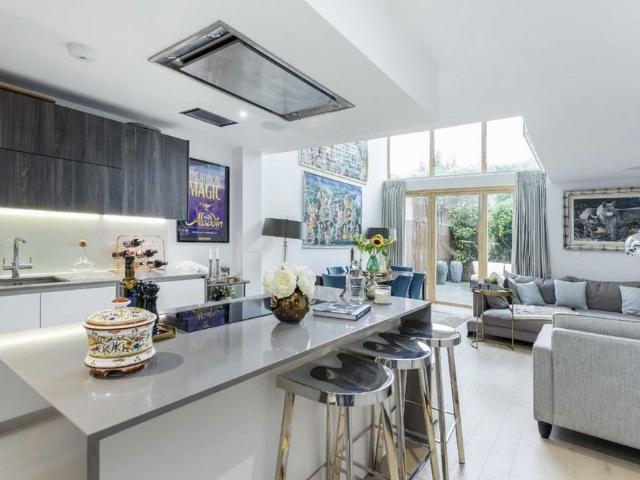Townhouse for rent in Shepherd's Bush, Greater London