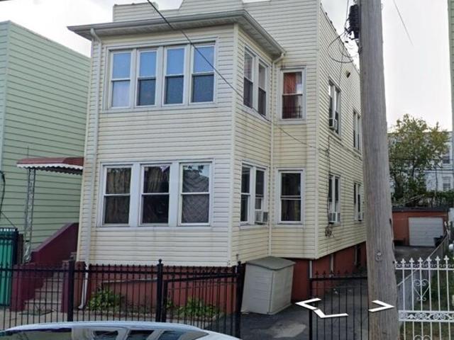 House for sale in The Bronx, Arverne