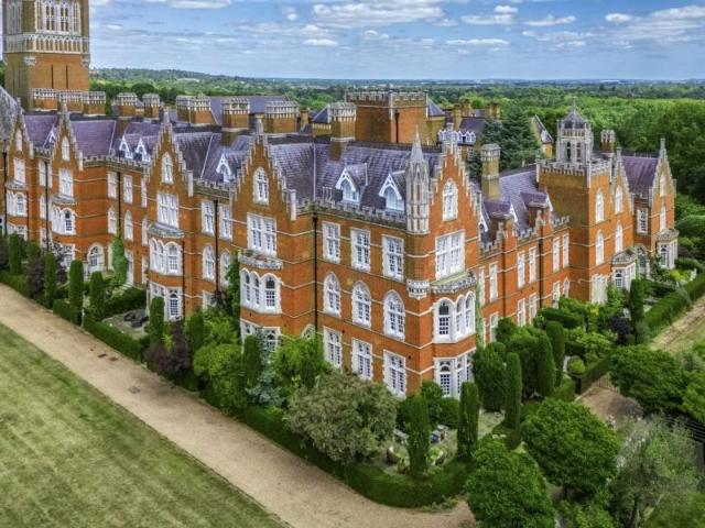 House for rent in Row Town, Surrey