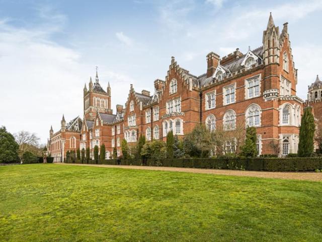 House for rent in Row Town, Surrey