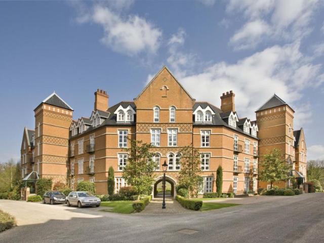 Apartment for rent in Row Town, Surrey