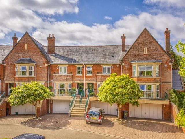House for rent in Row Town, Surrey