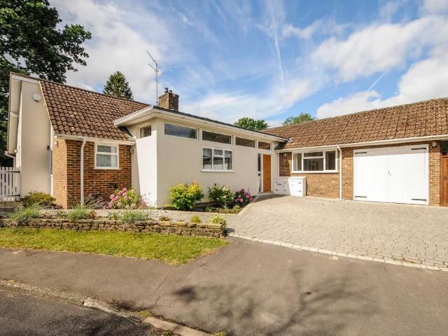 House for rent in Row Town, Surrey
