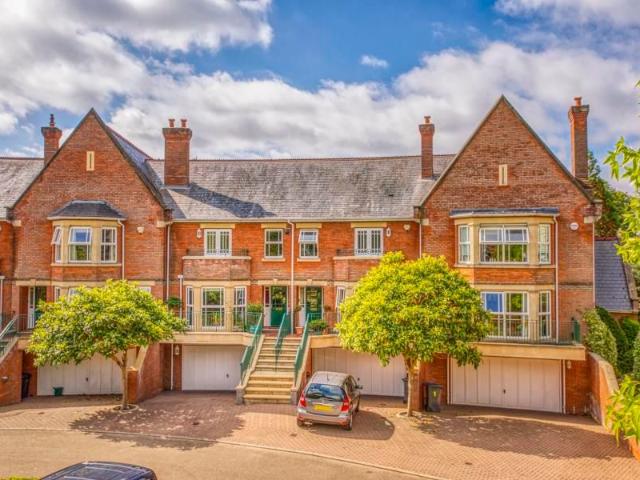 House for rent in Row Town, Surrey