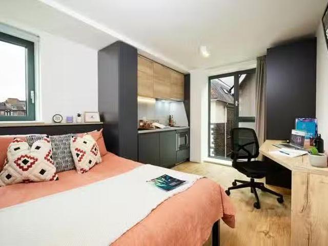 Apartment for rent in Crockherbtown, Falcon Lodge