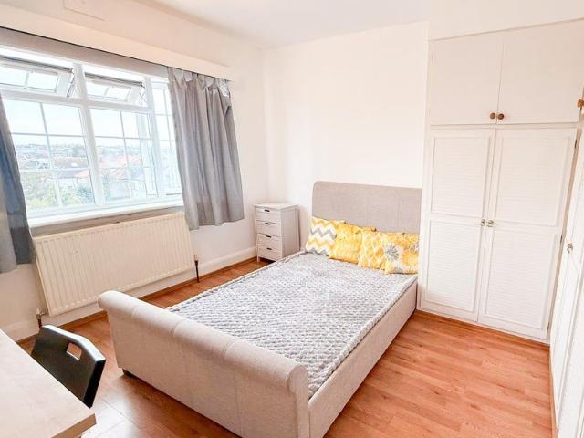 Room for rent in Hendon Central, The Hyde