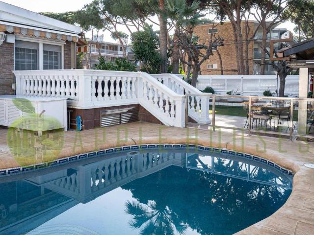 Villa en venta en Castelldefels, la Pineda