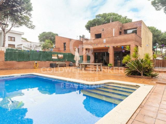 Villa en venta en Castelldefels, la Pineda
