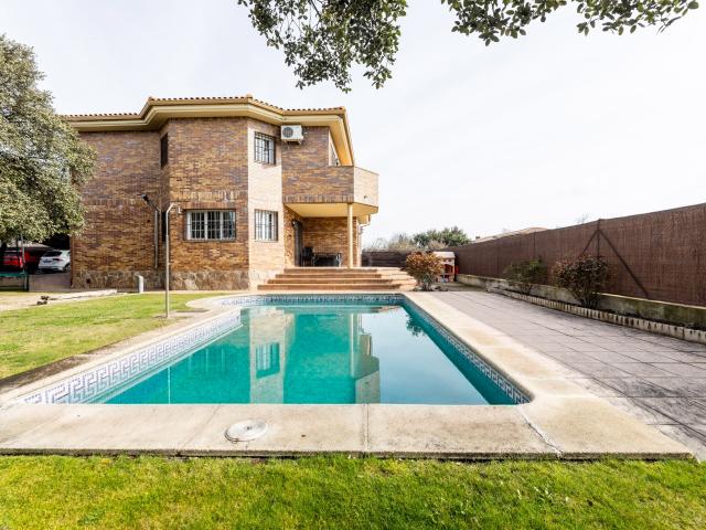 Casa en venta en Colmenarejo, Madrid