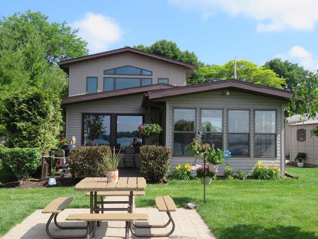 House for sale in Fox Lake, Wisconsin