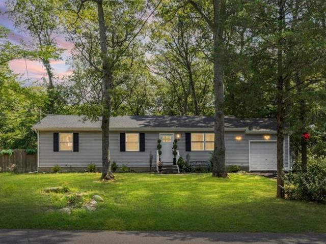 House for sale in Middle Island