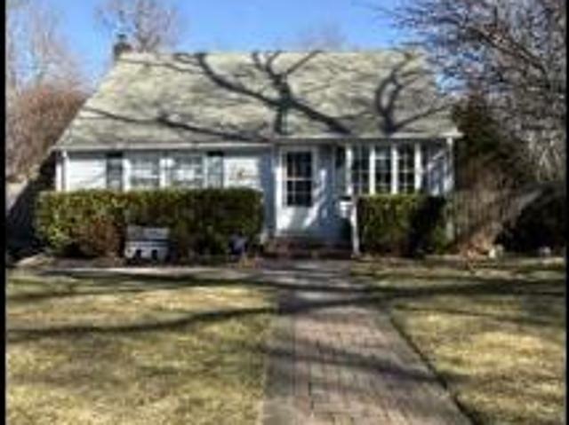 House for sale in Islip