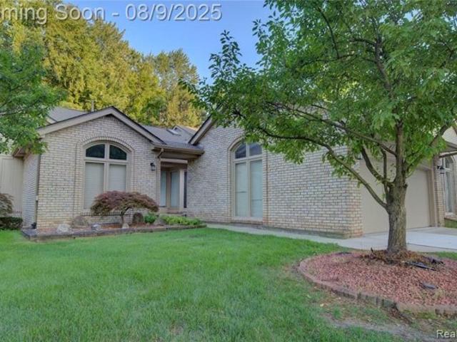 Condo for sale in Clinton Township