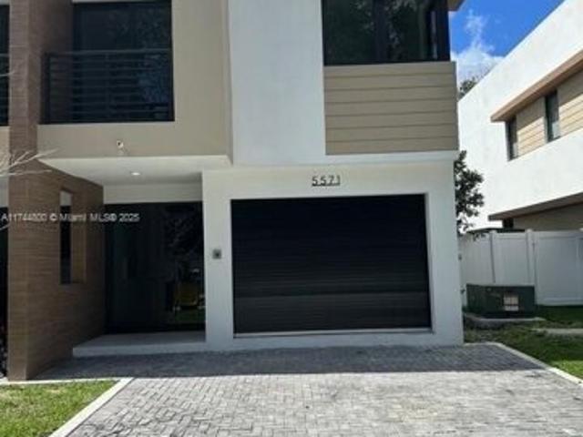 House for sale in Dania