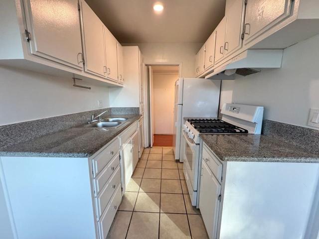 Apartment for rent in Canoga Park, California