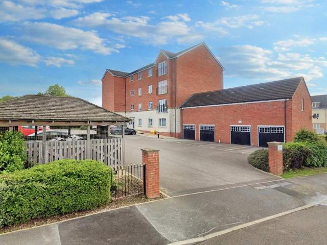 Apartment for rent in Thorpe-on-the-Hill, Leeds