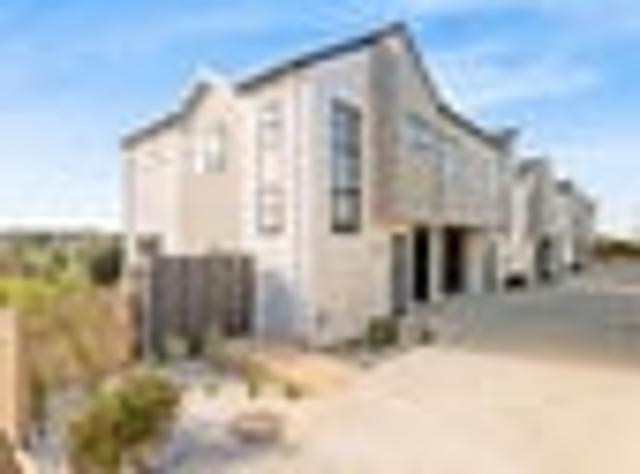 Townhouse for rent in Whangaparaoa