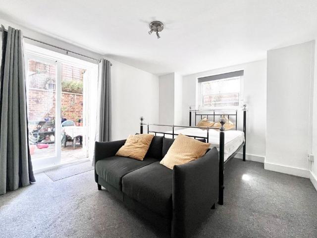 Apartment for rent in Strawberry Hill, Greater London