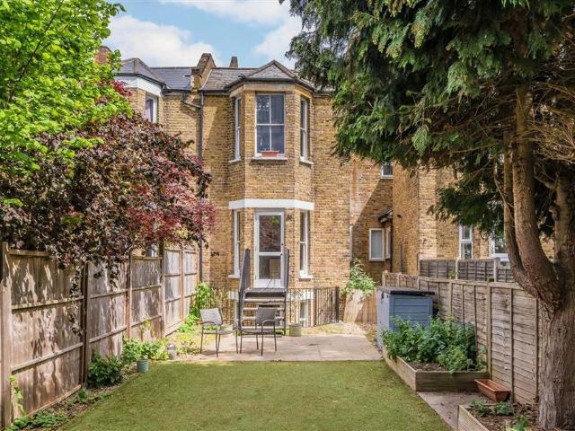 Apartment for rent in Strawberry Hill, Greater London