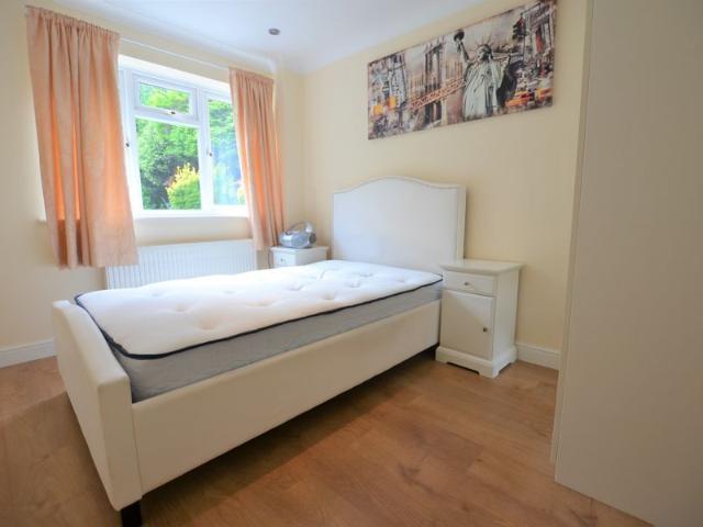 Apartment for rent in Frogmore, Hart