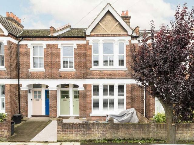Apartment for rent in Summerstown, Greater London