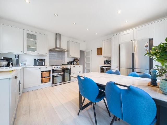 Apartment for rent in Summerstown, Greater London