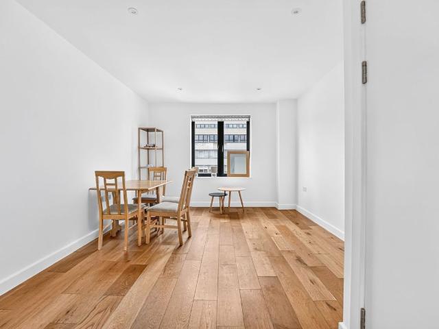 Apartment for rent in Browning Estate, Greater London