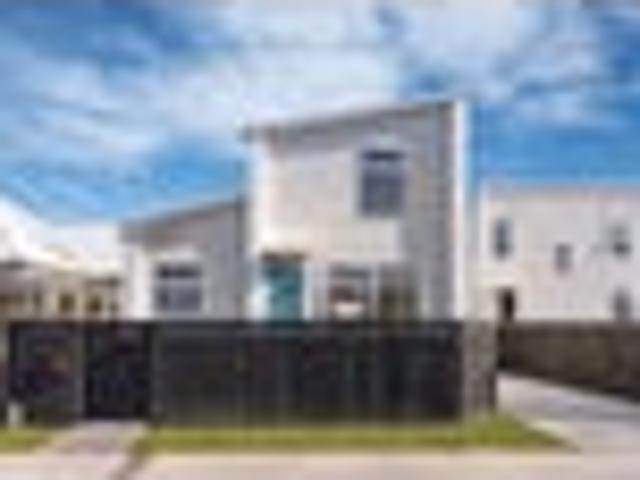 Townhouse for sale in Chaslands, Canterbury