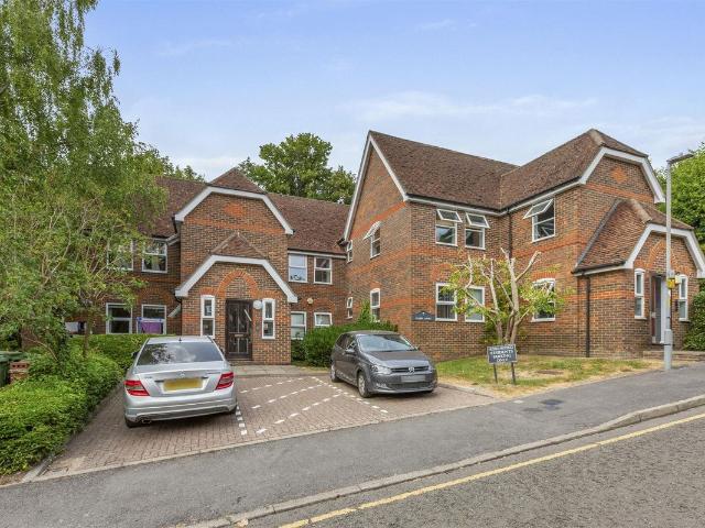 Apartment for rent in Totteridge, Cressex