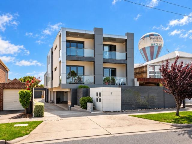 Townhouse for rent in Hughesdale, Melbourne