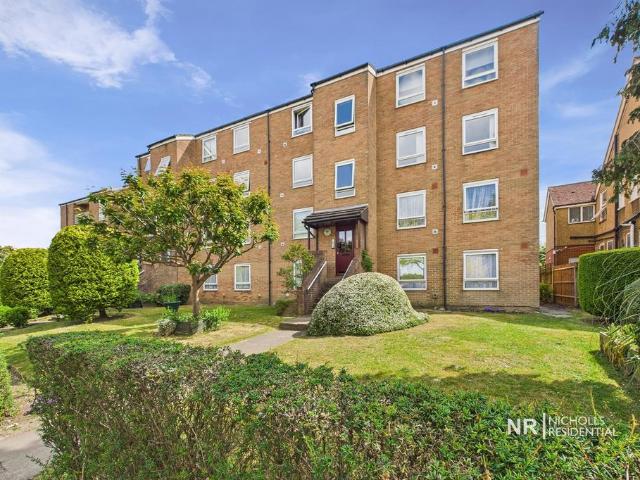 Apartment for rent in Woodcote Green, Greater London