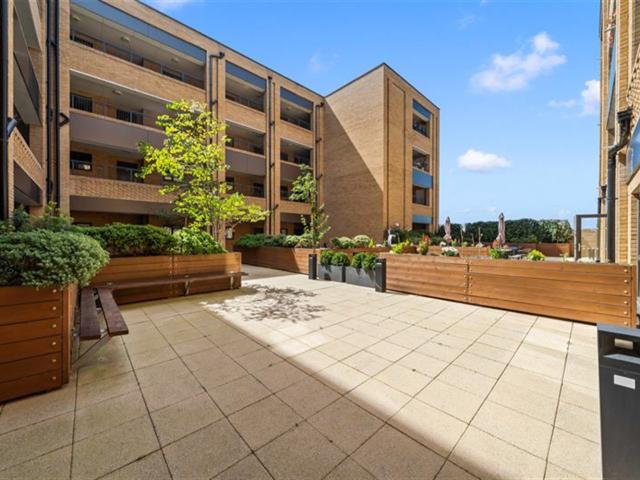 Flat for rent in Hackbridge, Greater London